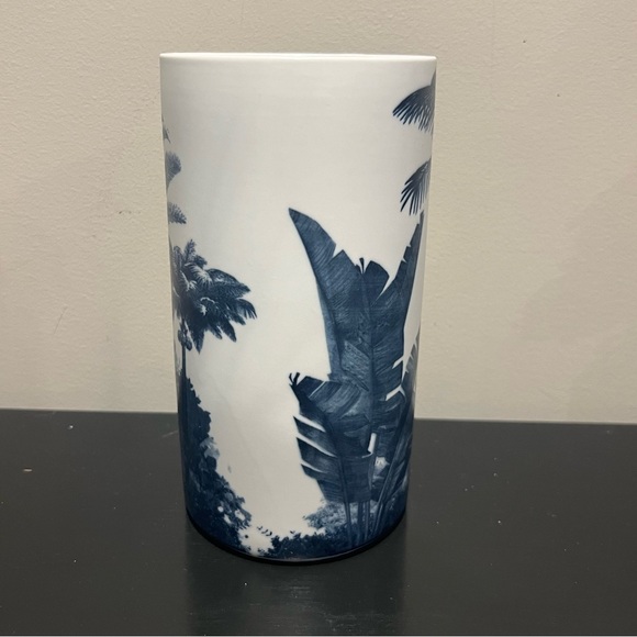 Blue and white cylinder vase - Picture 2 of 5